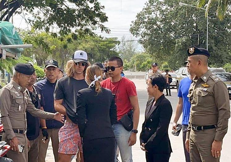 Imagen principal - El español durante la reconstrucción de los hechos, en la habitación de su hotel escoltado por la Policía; Operarios buscando los restos de cuerpo en un vertedero. 