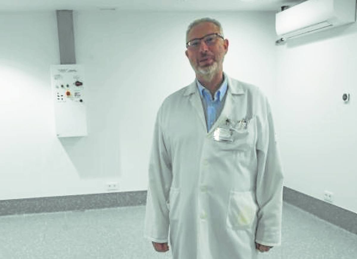 El doctor Francisco González, jefe del servicio de Medicina Nuclear del HUCA, en la sala blindada con plomo y hormigón para el montaje del nuevo equipo digital de tomografía PET.