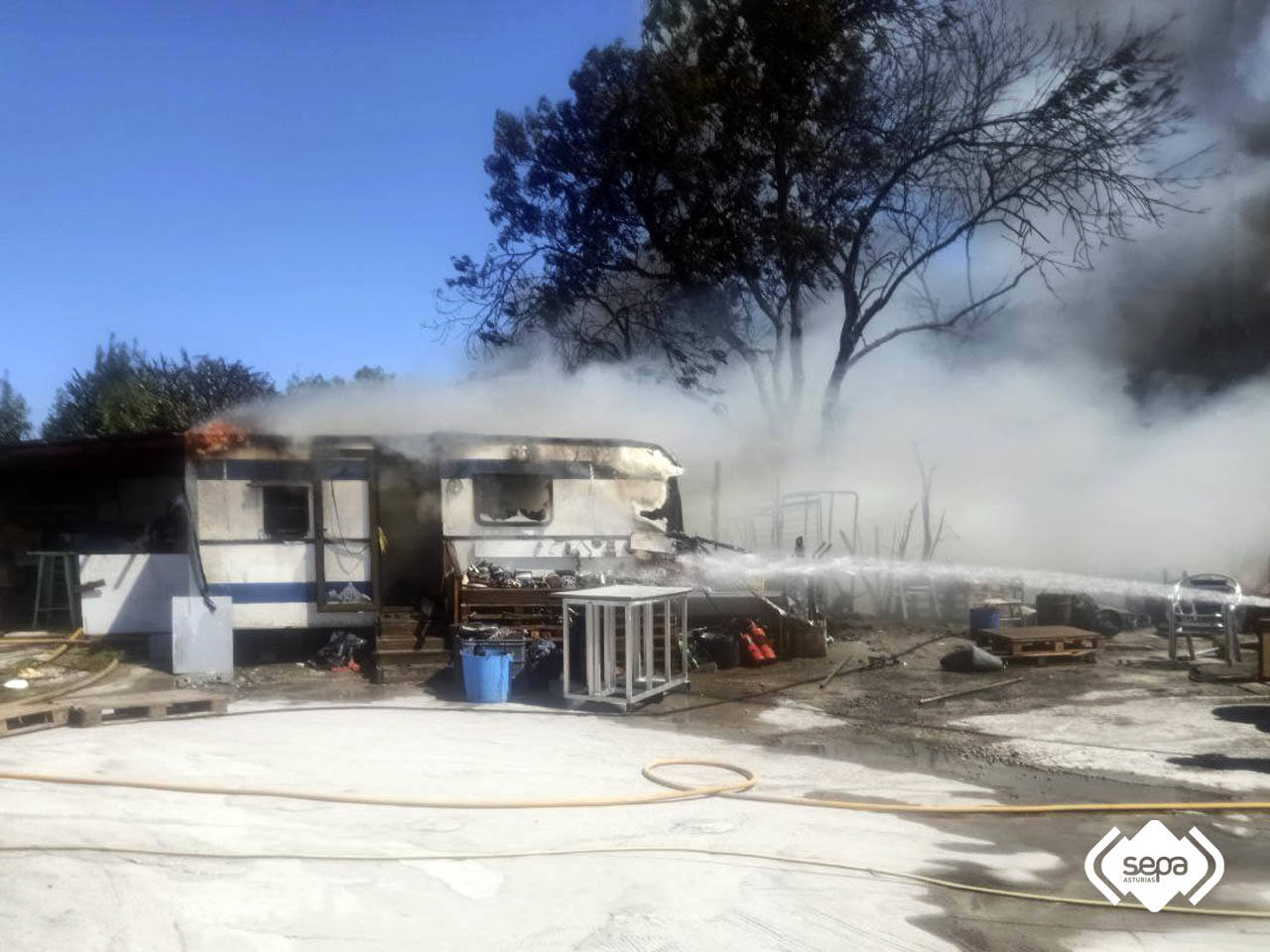 La impresionante columna de humo por un incendio en un poblado de Llanera