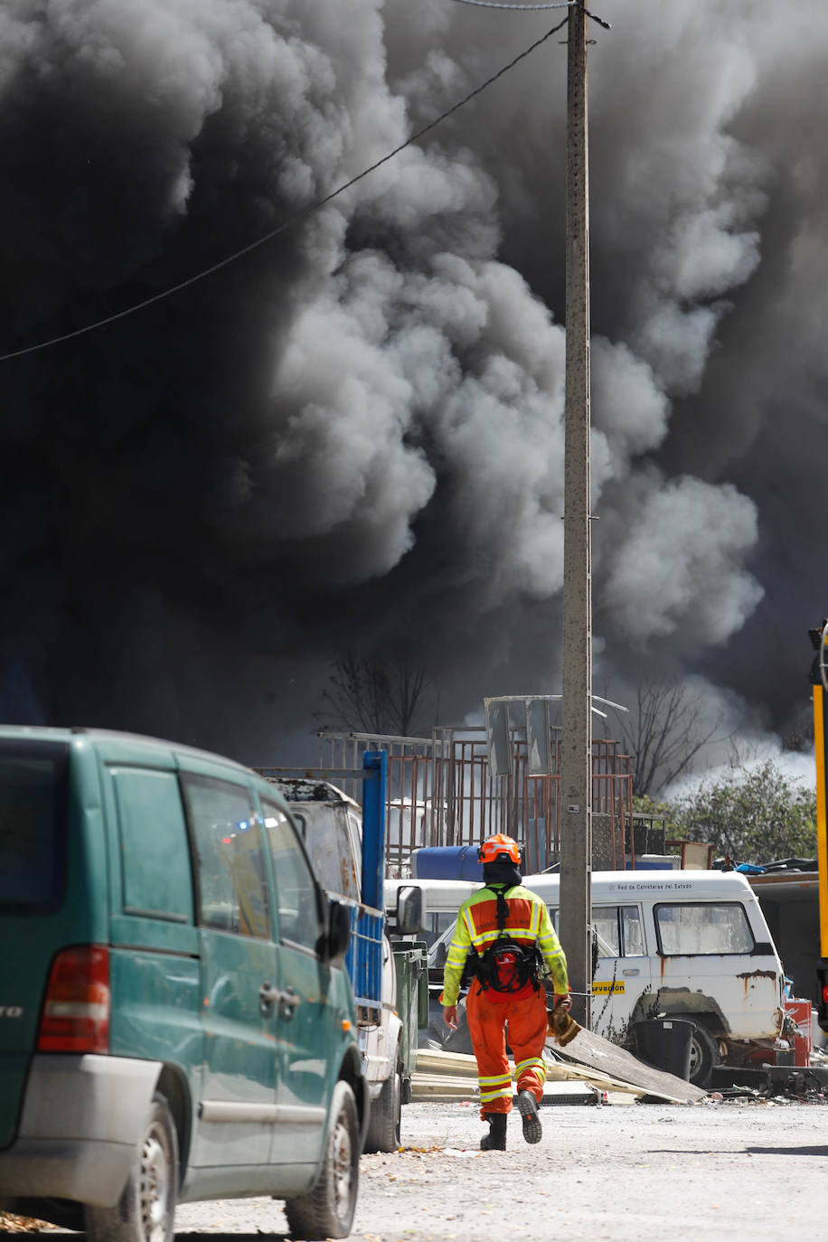 La impresionante columna de humo por un incendio en un poblado de Llanera