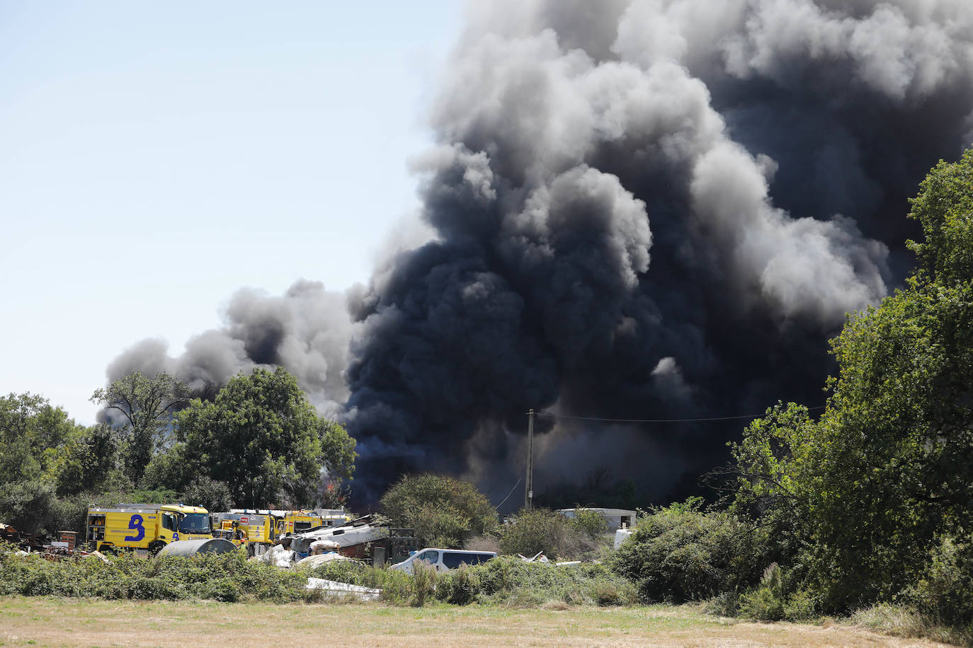 La impresionante columna de humo por un incendio en un poblado de Llanera