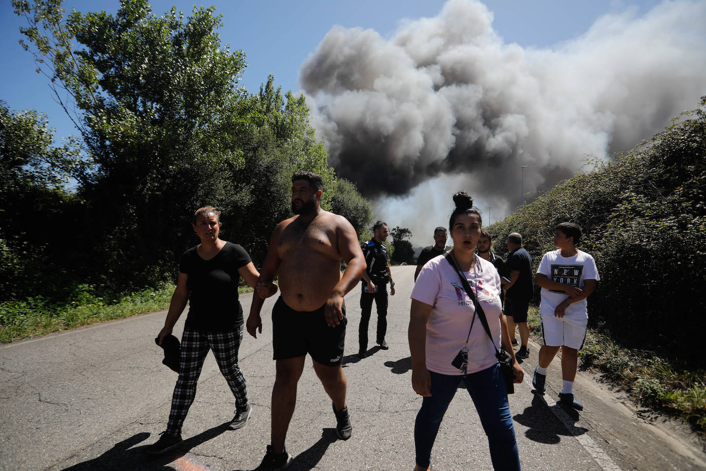 La impresionante columna de humo por un incendio en un poblado de Llanera