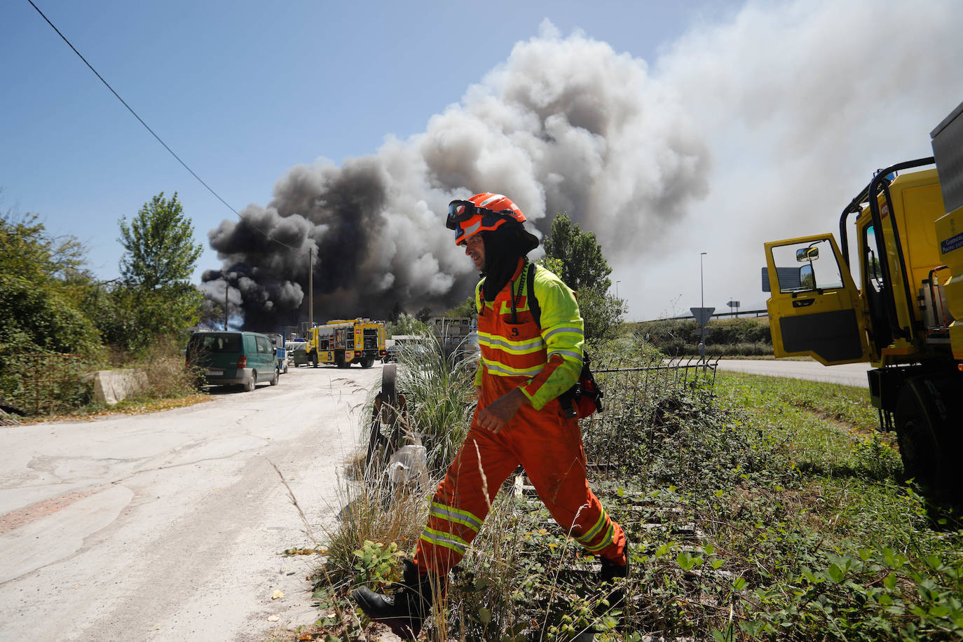 La impresionante columna de humo por un incendio en un poblado de Llanera