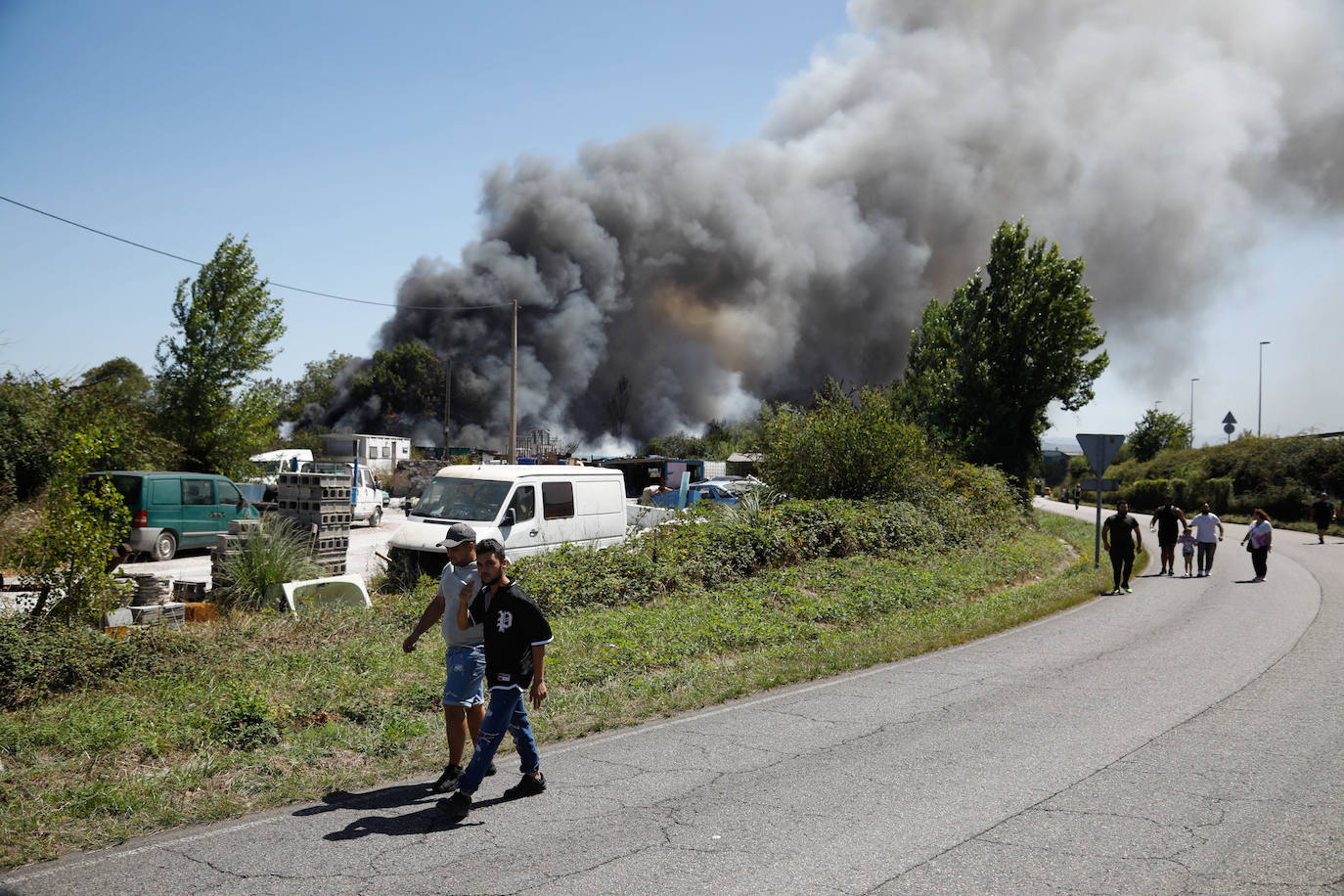 La impresionante columna de humo por un incendio en un poblado de Llanera