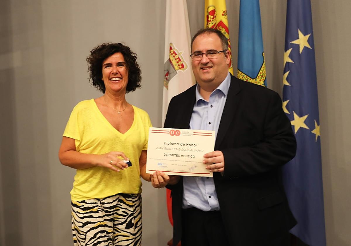 Homenaje. Juan Guillermo Solís, de Deportes Montico, y Sara Menéndez sostienen el diploma de honor por sus veinticinco años en la asociación de comerciantes.