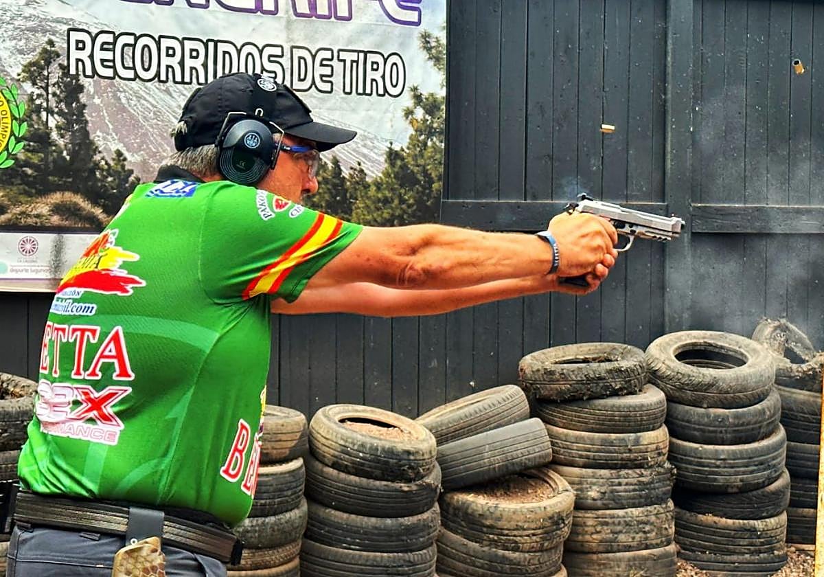 Eugenio Alonso, en un momento de la prueba. En el aire, dos de los casquillos de los disparos realizados.