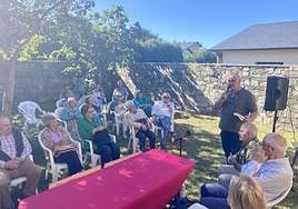 Alrededor de una veintena de vecinos participaron del acto en la casa natal del poeta Padre Galo.