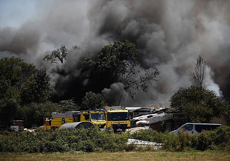 Imagen principal - «Me asomé a la ventana y había fuego a dos metros de mí»