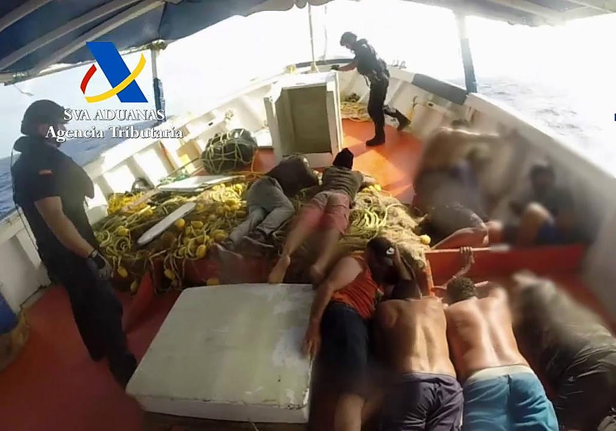 Los agentes, vigilando a la tripulación.