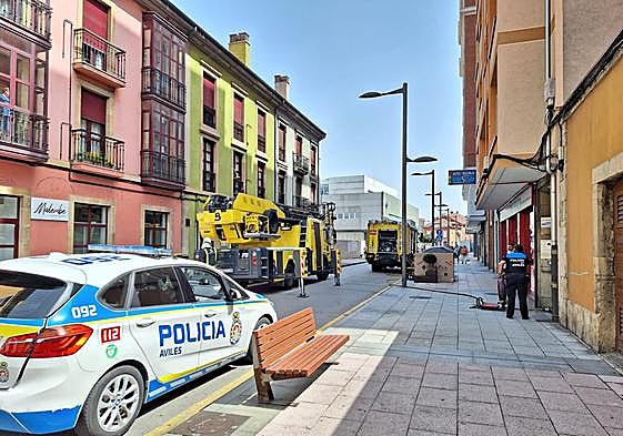 Los Bomberos, la Policía Local y la UVI Móvil a la altura del número 16 de la calle Llano Ponte.