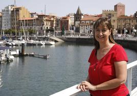 Esther González, asomada al Cantábrico en el Puerto Deportivo antes de la entrevista.