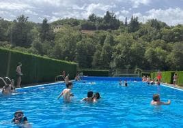 El suroccidente asturiano registra las temperaturas más altas: baños en las piscinas para sofocar la ola de calor