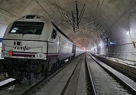 Una locomotora 334 tirando de un Talgo VI en el lado asturiano de la variante de Pajares, durante la prueba de Renfe.