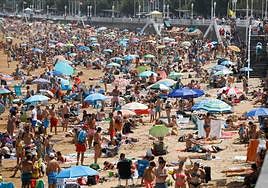 La playa de San Lorenzo, ayer, absolutamente llena ante los casi 30 grados que se alcanzaron en Gijón.