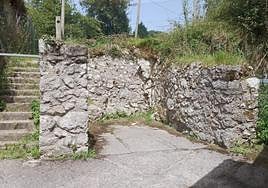 Estado de la zona exterior del centro escolar de PIñeres.