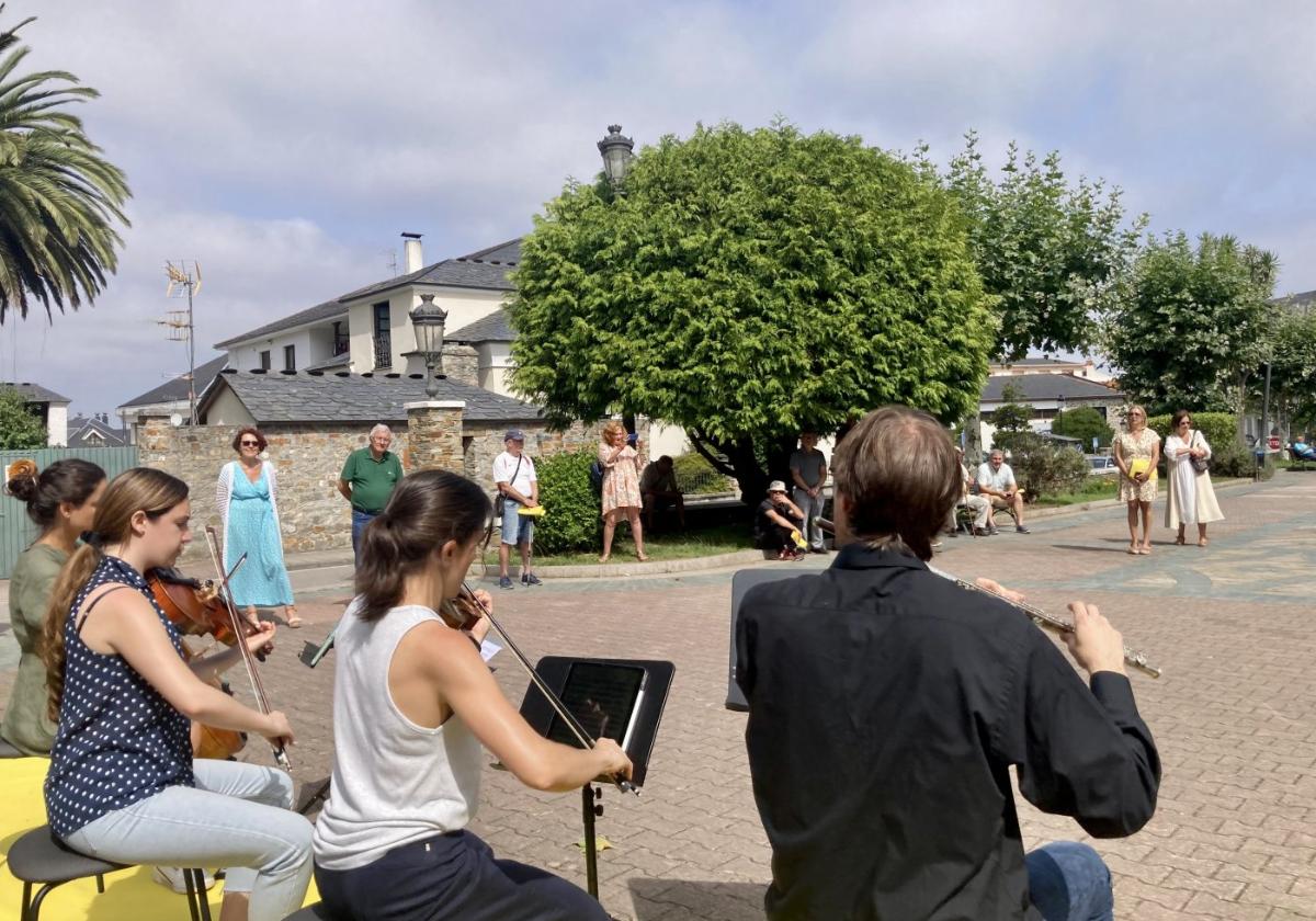 Vecinos y visitantes participaron del 'paseo sonoro'.