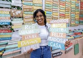 Ashley Victorelo sostiene dos de los mensajes personalizados que ofrece el puesto Salinas. «Están de moda y mucha gente lo lleva para su casa».