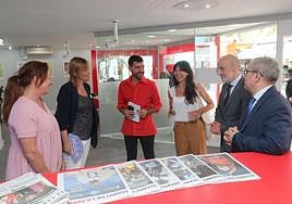 Charo Linares, Covadonga Tomé y Laura Tuero charlan con Marcelino Gutiérrez y Eduardo Paneque de EL COMERCIO, y Antonio Corripio, quien participó en representación de la Fidma.