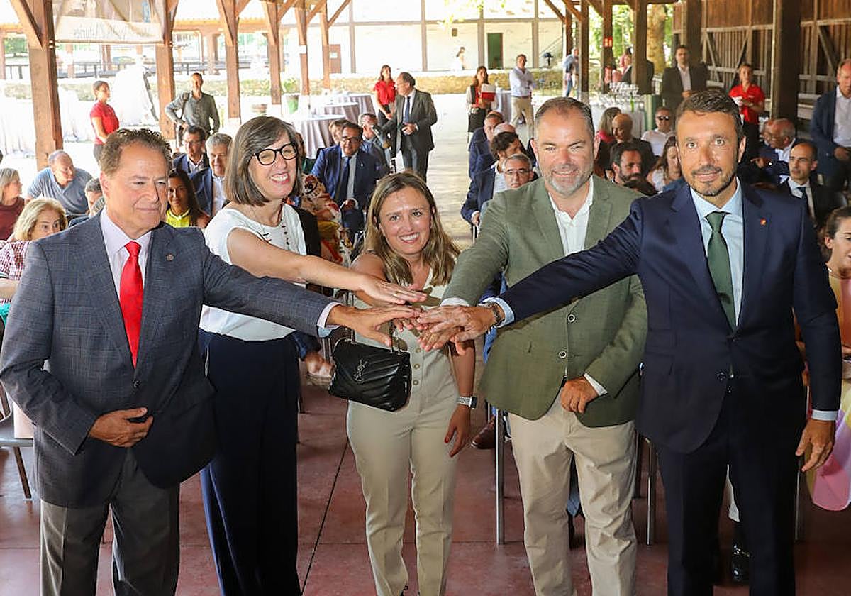 Félix Baragaño, Nieves Roqueñí, María Calvo, Carlos Paniceres y Daniel González, en el Pueblo de Asturias.