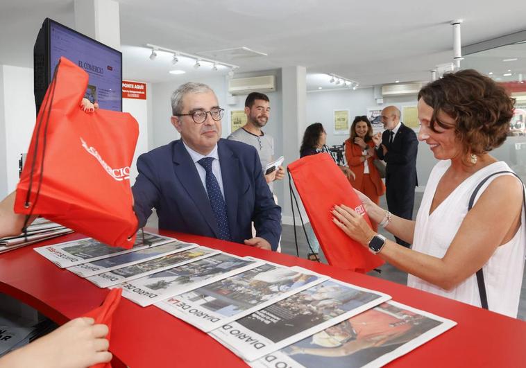 Melania Álvarez, consejera de Derechos Sociales y Bienestar Social, durante su vista al estand de EL COMERCIO en la feria.