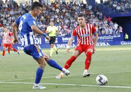 Pascanu sortea a Milovanovic con un pase en el Ponferradina-Sporting de la pasada temporada.