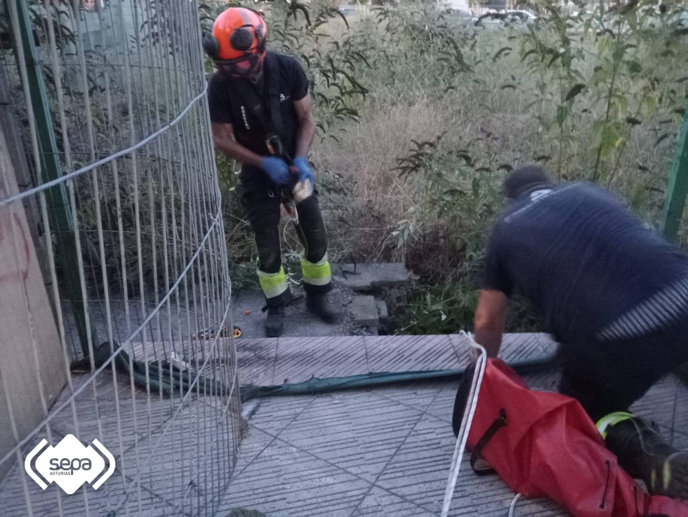 Los bomberos durante el rescate.