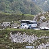 El acceso a los Lagos de Covadonga, prohibido para vehículos particulares desde mañana