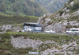Tráfico en la carretera de Covadonga a los Lagos.