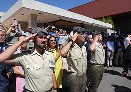 Saludo de varios militares ante el izado de las banderas europeas.