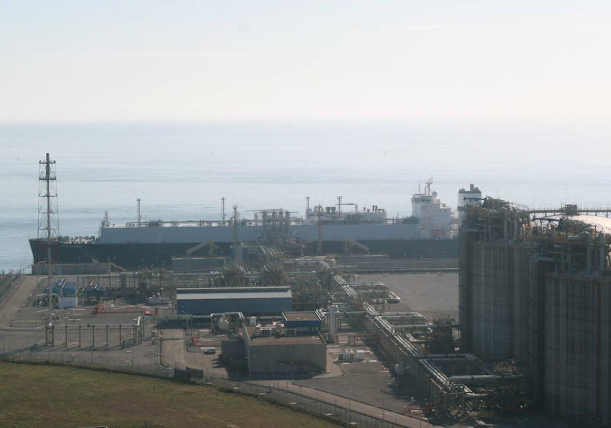 Llegada al Musel del 'Gaslog Warsaw', el barco gasero con el que a regasificadora iniciará su actividad.