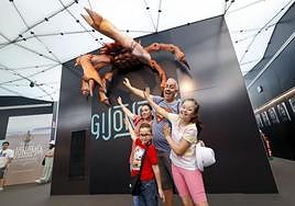 Junto con un crustáceo gigante posan Ainhoa López y Zeus, Valeria y Nicolás Fernández.