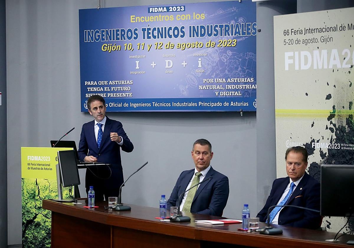 José Antonio Galdón, exponiendo, Diego Pérez y Félix Baragaño.