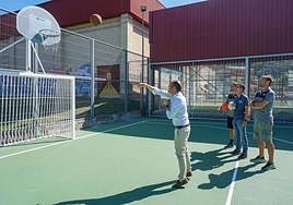 El alcalde, José Manuel González Castro, tira a canasta en la nueva pista polideportiva de Cangas de Onís ante los concejales Luis Miguel Solís y Agustín García y el director del Patronato Deportivo, José María Prieto.