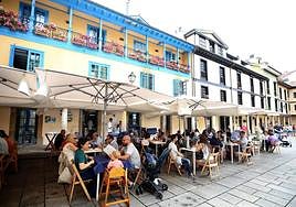 Una terraza hostelera en El Antigo, ayer, llena de gente.