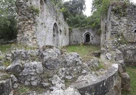 Alles. Las ruinas de la antigua iglesia de San Pedro de Plecín nos reciben al final de esta etapa, antes de adentrarnos en tierras cántabras.