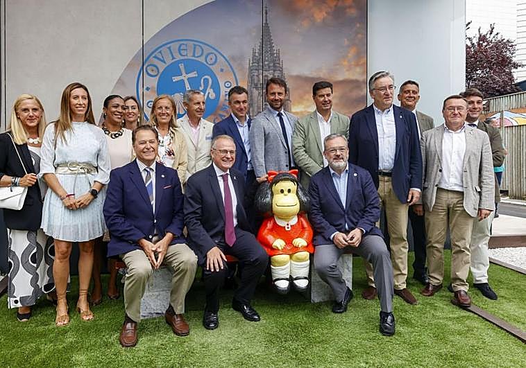 Concejales y diputados del PP en el estand de Oviedo en la Feria.