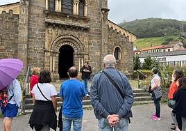 Los participantes en la ruta guiada en Ujo atienden a las explicaciones de María Fernanda Fernández.