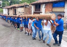Raúl Alonso dirige el traslado de la hoguera por las serpenteantes calles de Villahormes.