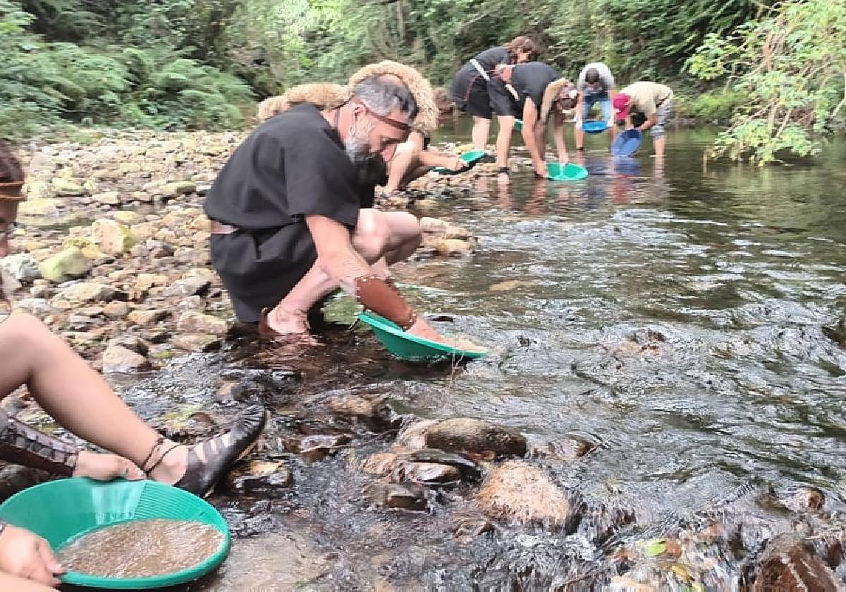 Participantes del XVII Certamen Enrique Sanfiz buscando oro en el río.