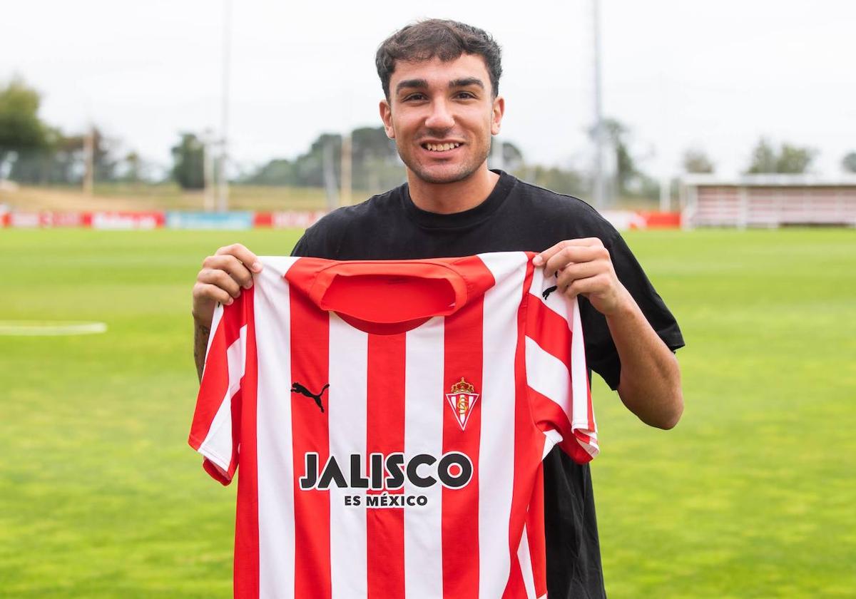 Óscar Castro posa con la camiseta de Sporting en Mareo.