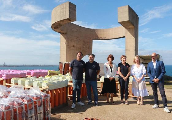 Juan Manuel Humanes, Luis Brunchú, Nuria Bravo, Carmen Moriyón, Sara Álvarez Rouco y Óliver Suárez, junto a las carcasas de los fuegos.