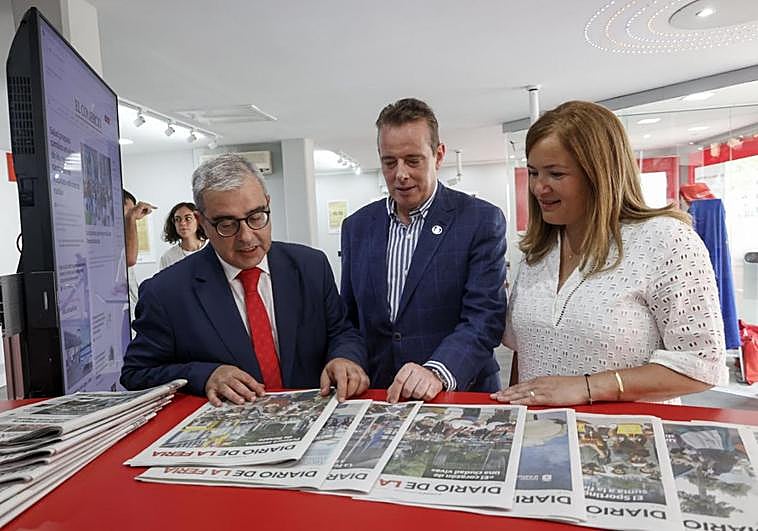 Marcelino GutIérrez, Marcelino Marcos y Begoña López, en el estand de EL COMERCIO.