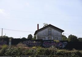 Los paneles anti ruido de la AI-81 a su paso por Trasona no convencen del todo a los vecinos.