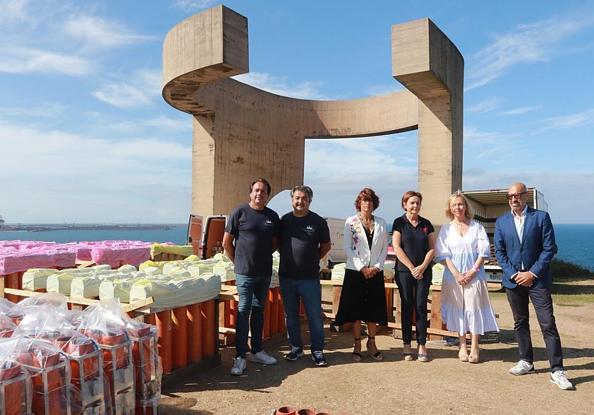 Juan Manuel Humanes, Luis Brunchú, Nuria Bravo, Carmen Moriyón, Sara Álvarez Rouco y Óliver Suárez, junto a las carcasas de los fuegos.