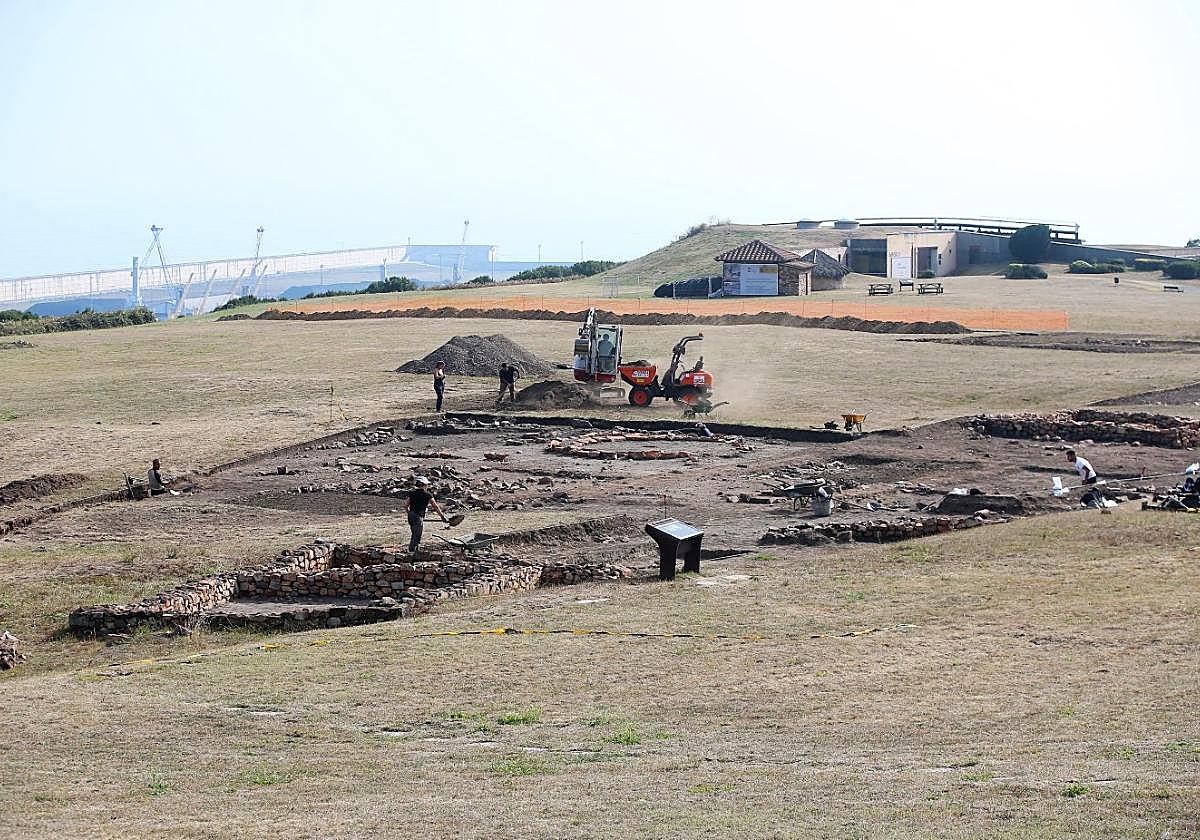 Trabajos arqueológicos en la zona de La Llanada, donde ya han salido a la luz dos nuevos pozos de origen romano.