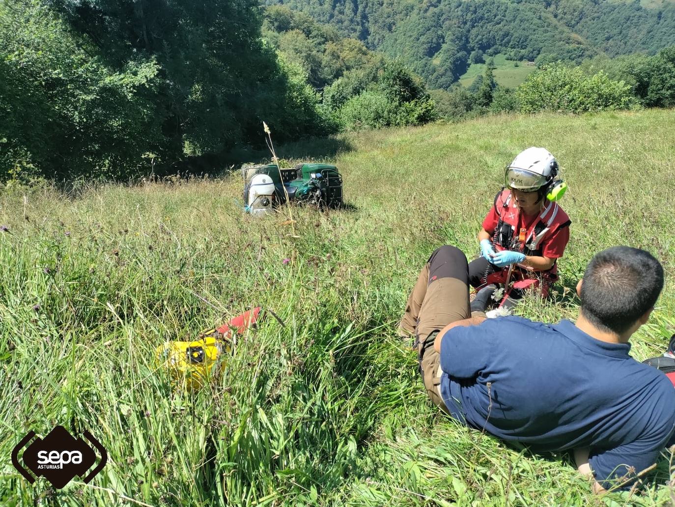 La médica rescatadora auxilia al herido, un hombre de 38 años.