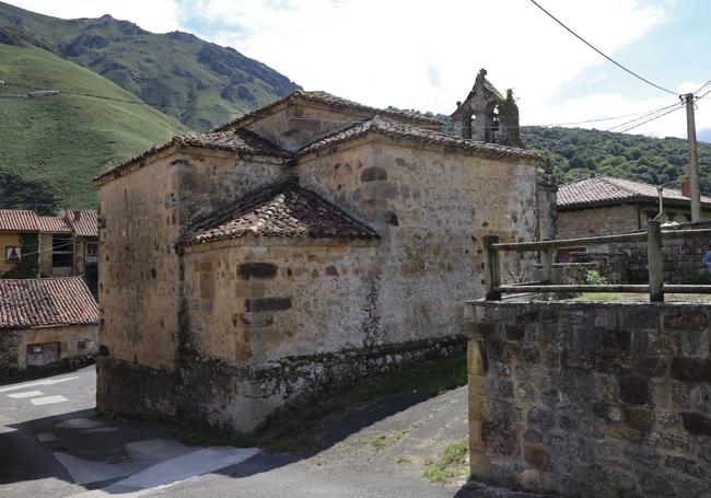 Rozagás. La iglesia de San Francisco nos recibe al poco de abandonar el concejo de Cabrales.