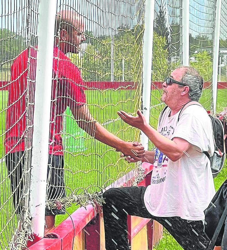 Miguel Ángel Ramírez, dialongando con un aficionado. a. m.