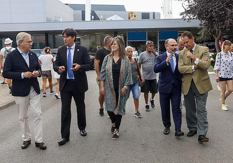 Autoridades. El rector, Ignacio Villaverde, charla con el presidente de la Cámara de Comercio, Félix Baragaño, mientras camina junto al consejero de Ciencia, Borja Sánchez; la diputada socialista María Ronderos, y el director de la Feria, Álvaro Alonso.