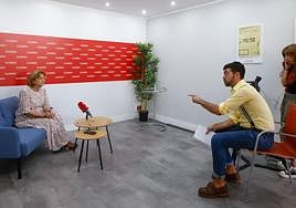 Delia Losa es entrevistada por Eduardo Paneque, coordinador del Diario de la Feria, en el estand de EL COMERCIO.